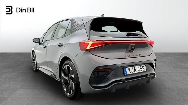 Begagnad Cupra Born e-Boost 169 kW (231 HK) 2023 Ljusgrå Halvkombi