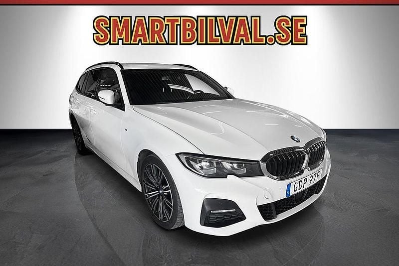 Vit Begagnad 2021 BMW 320 M Sport Kombi | 269 900 kr (Marknadspris) - Bild 1/4