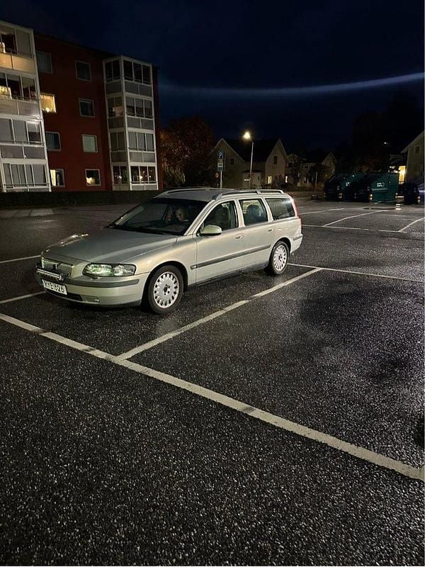 Grå Begagnad 2001 Volvo V70 Kombi | 10 999 kr (Bra pris) - Bild 1/4