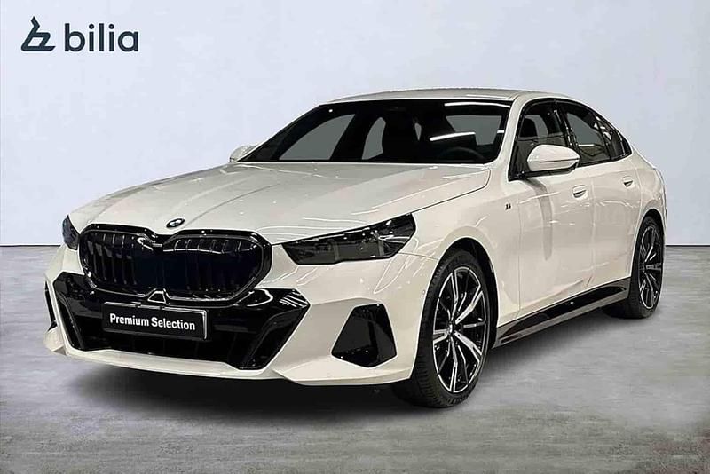 Vit Begagnad 2025 BMW 520 Sedan | 629 900 kr - Bild 1/1