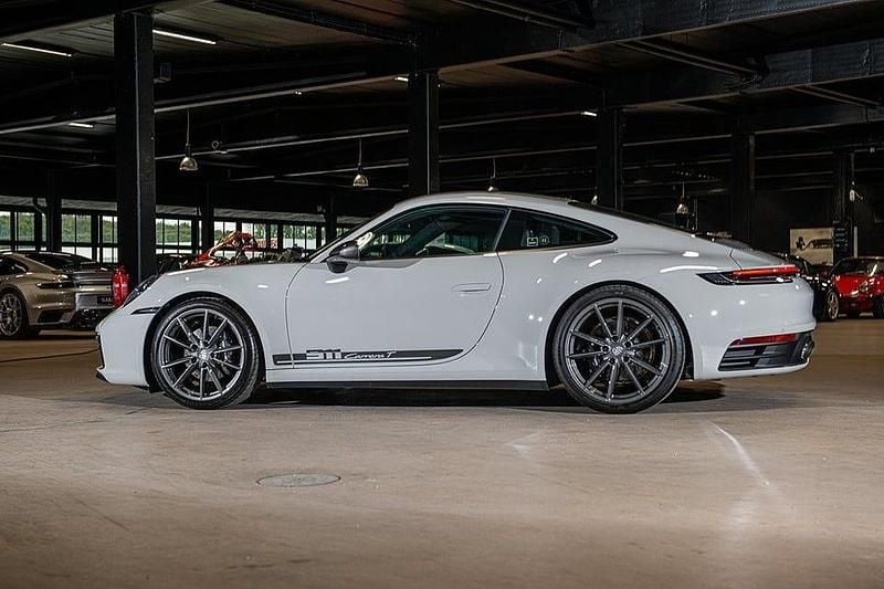 Begagnad Porsche 911 Carrera 385 HK (283 kW) 2023 Grå Sportkupé