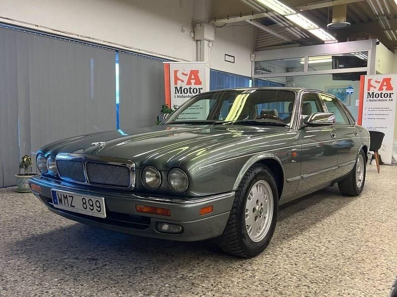 Grå Begagnad 1995 Jaguar XJ Sedan | 149 900 kr - Bild 1/4