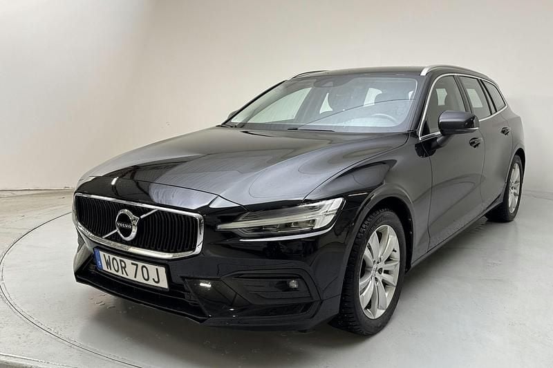 Svart Begagnad 2021 Volvo V60 Momentum Kombi | 264 900 kr (Superpris) - Bild 1/4