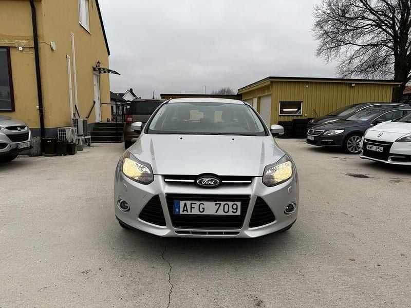 Grå Begagnad 2013 Ford Focus Titanium Kombi | 49 900 kr (Bra pris) - Bild 1/4