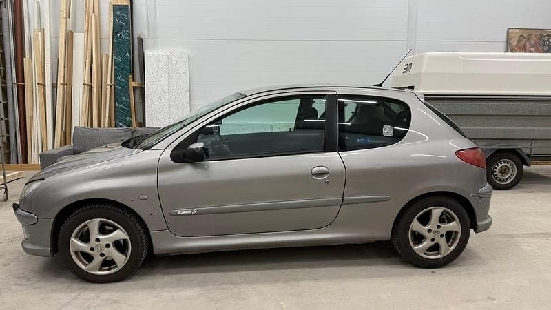 Begagnad 2005 Peugeot 206 Halvkombi | 15 000 kr (Marknadspris) - Bild 1/4