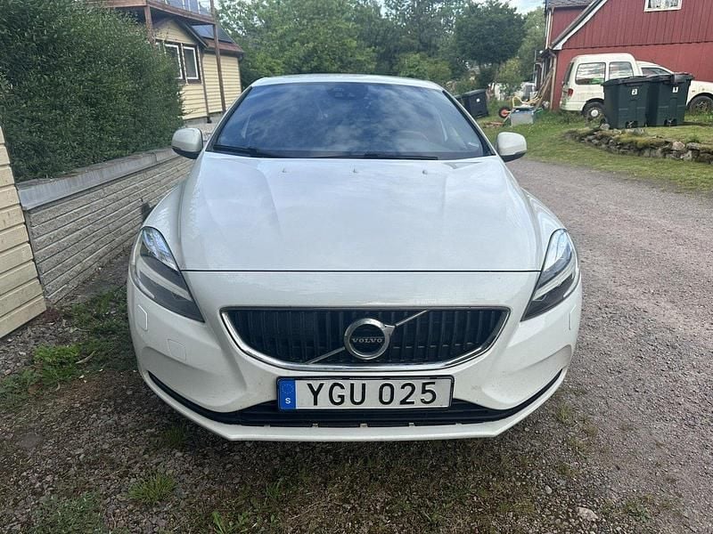 Vit Begagnad 2017 Volvo V40 Momentum Kombi | 139 000 kr (Marknadspris) - Bild 1/4