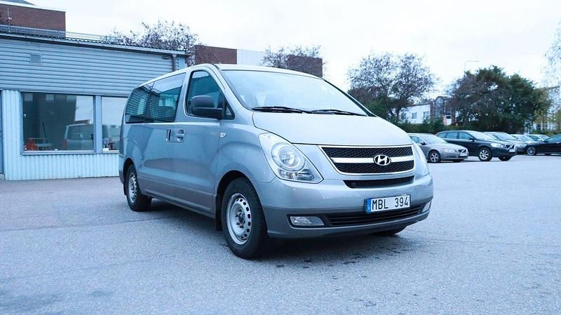 Silver Begagnad 2012 Hyundai H-1 Minibuss | 99 700 kr (Marknadspris) - Bild 1/4