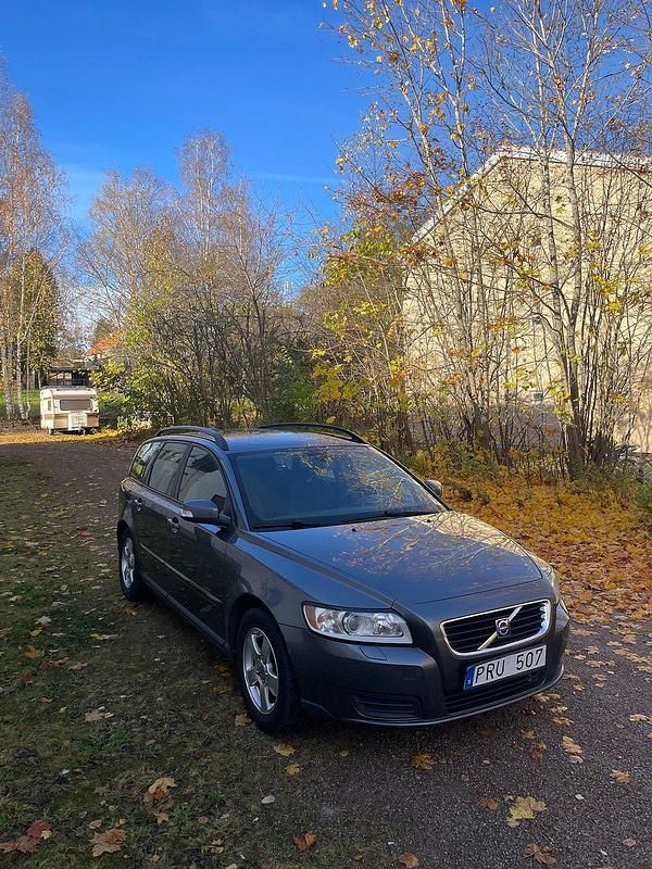 Grå Begagnad 2008 Volvo V50 Kinetic Kombi | 45 000 kr (Marknadspris) - Bild 1/4