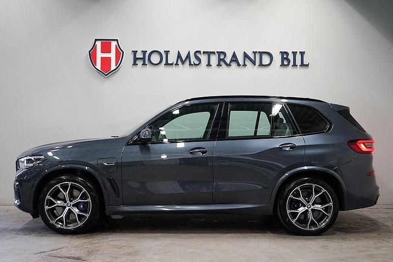 Grå Begagnad 2022 BMW X5 M Sport SUV | 679 900 kr (Lite dyr) - Bild 1/4
