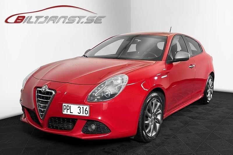 Röd Begagnad 2013 Alfa Romeo Giulietta Halvkombi | 89 900 kr (Dyr) - Bild 1/4