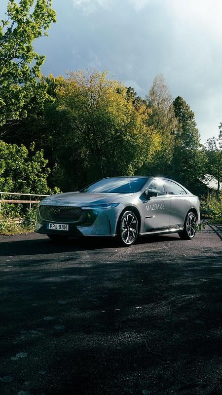 Grå Ny 2025 Mazda 6e Sedan | 531 300 kr - Bild 1/1