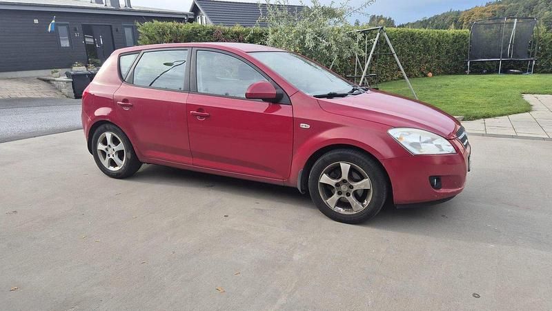Röd Begagnad 2007 Kia Ceed 4 Halvkombi | 35 999 kr (Marknadspris) - Bild 1/4