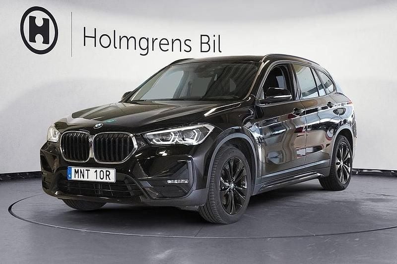 Svart Begagnad 2021 BMW X1 Sport Line SUV | 319 800 kr (Marknadspris) - Bild 1/4