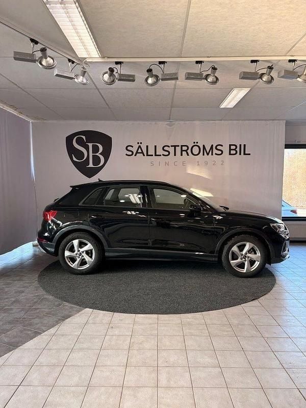 Svart Begagnad 2024 Audi Q3 Advanced SUV | 349 900 kr (Marknadspris) - Bild 1/4