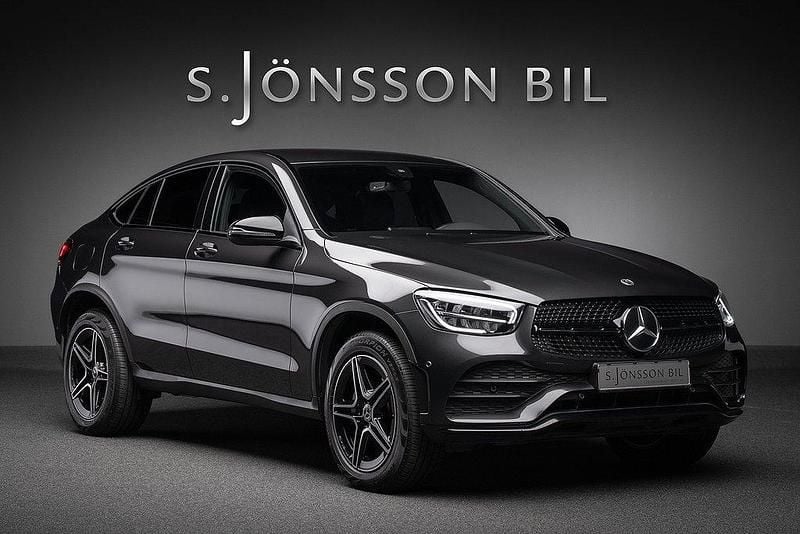 Grå Begagnad 2022 Mercedes GLC300 AMG Sportkupé | 549 000 kr (Dyr) - Bild 1/4