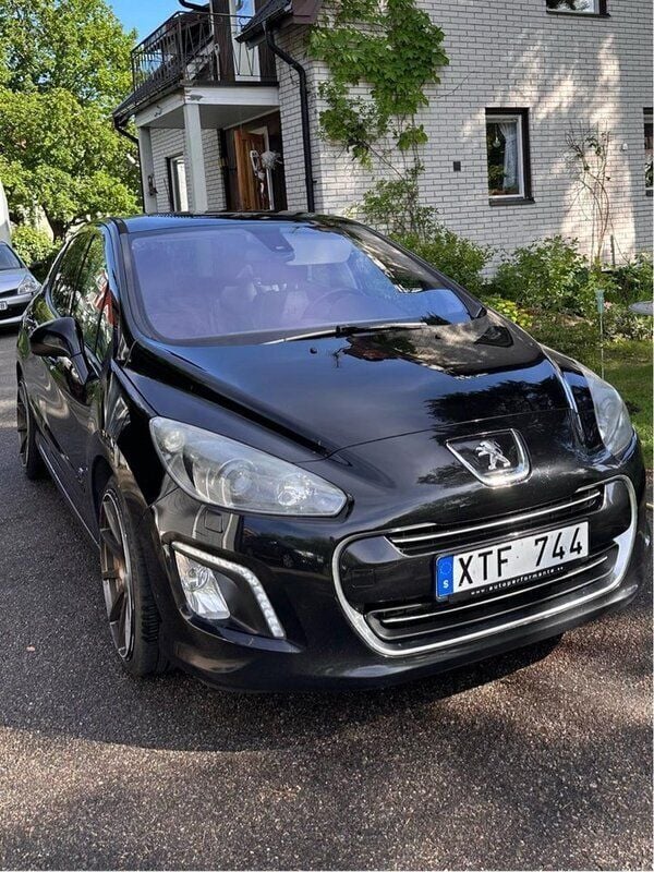 Svart Begagnad 2011 Peugeot 308 GTi Halvkombi | 64 000 kr (Marknadspris) - Bild 1/4