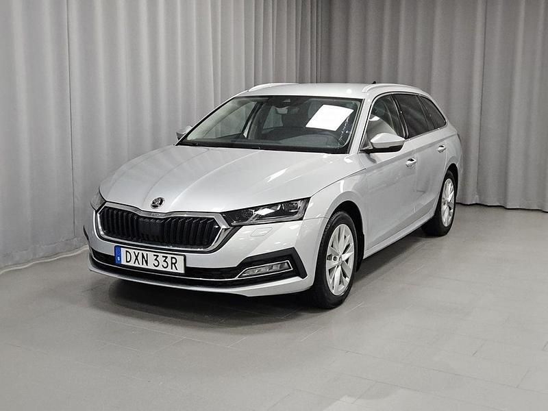 Silver Begagnad 2023 Skoda Octavia Style Kombi | 269 700 kr (Marknadspris) - Bild 1/4