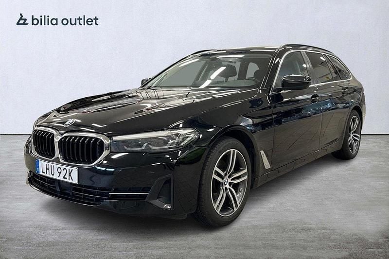 Svart Begagnad 2022 BMW 520 Kombi | 279 900 kr (Marknadspris) - Bild 1/3