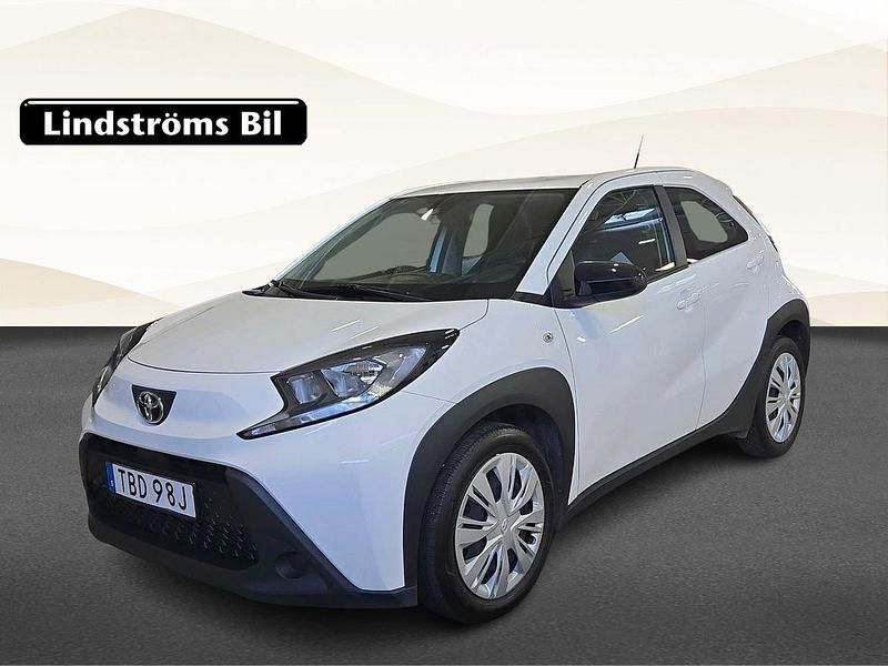 Vit Begagnad 2022 Toyota Aygo Halvkombi | 149 900 kr (Marknadspris) - Bild 1/3