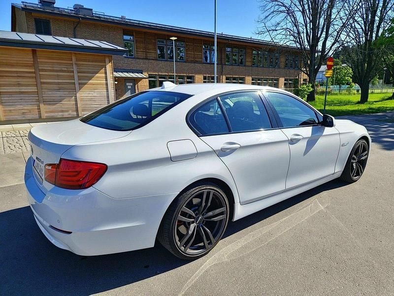 Vit Begagnad 2013 BMW 520 Sedan | 109 900 kr (Superpris) - Bild 1/4