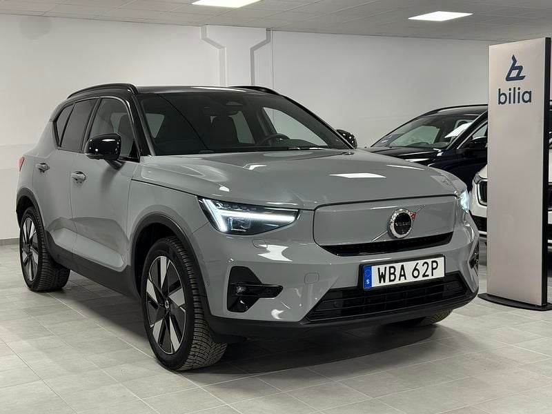 Grå Begagnad 2023 Volvo XC40 Ultimate SUV | 439 900 kr (Marknadspris) - Bild 1/4