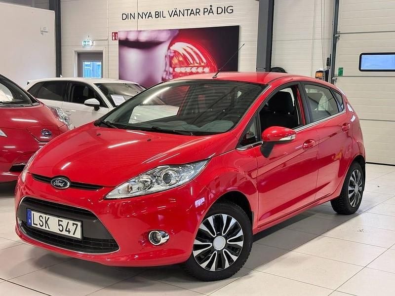 Röd Begagnad 2011 Ford Fiesta Titanium Halvkombi | 62 900 kr (Marknadspris) - Bild 1/4