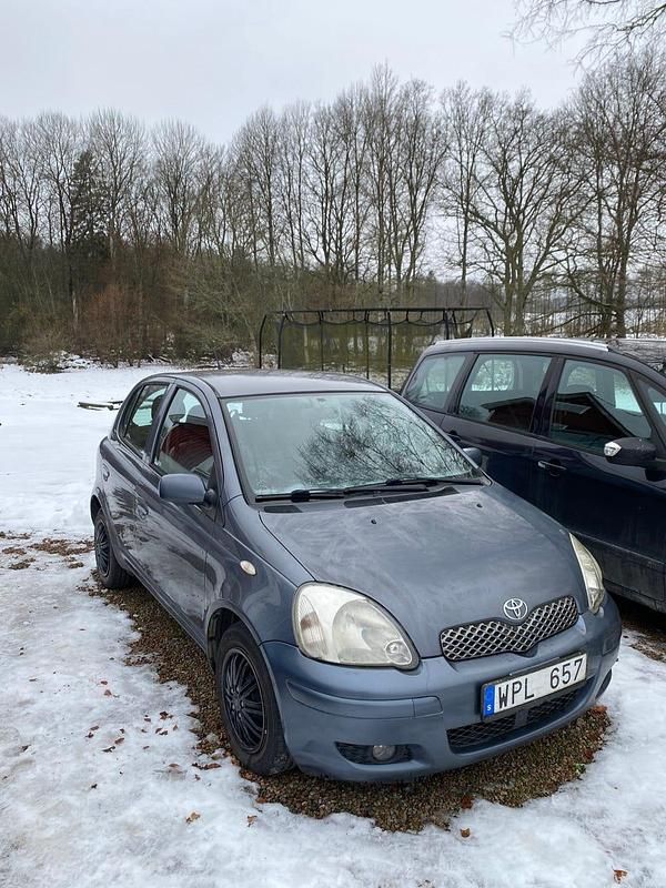 Begagnad 2004 Toyota Yaris Halvkombi | 15 000 kr (Bra pris) - Bild 1/4