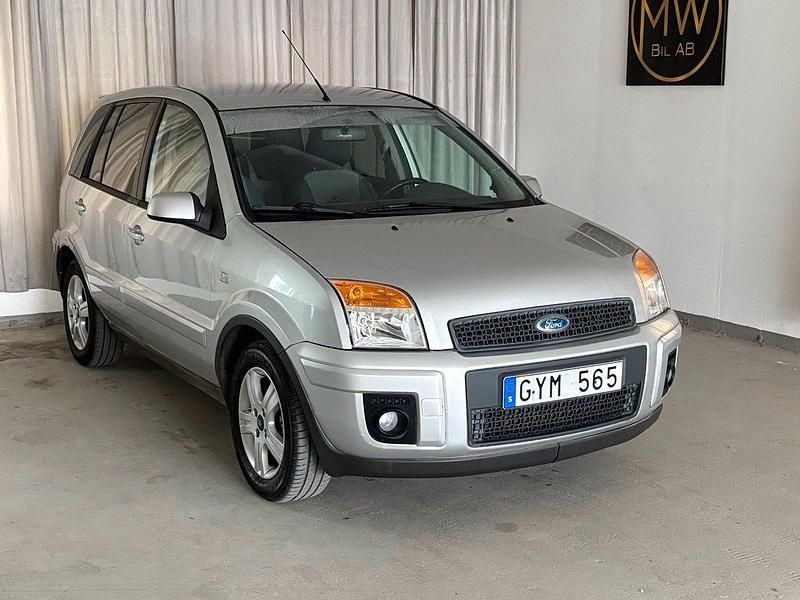 Grå Begagnad 2008 Ford Fusion Halvkombi | 24 900 kr (Marknadspris) - Bild 1/4
