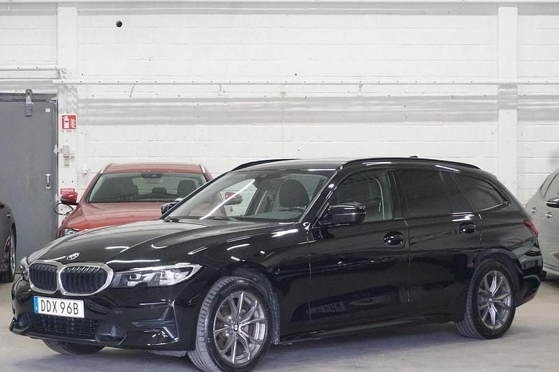 Svart Begagnad 2021 BMW 320 Sport Line Kombi | 268 900 kr (Bra pris) - Bild 1/4