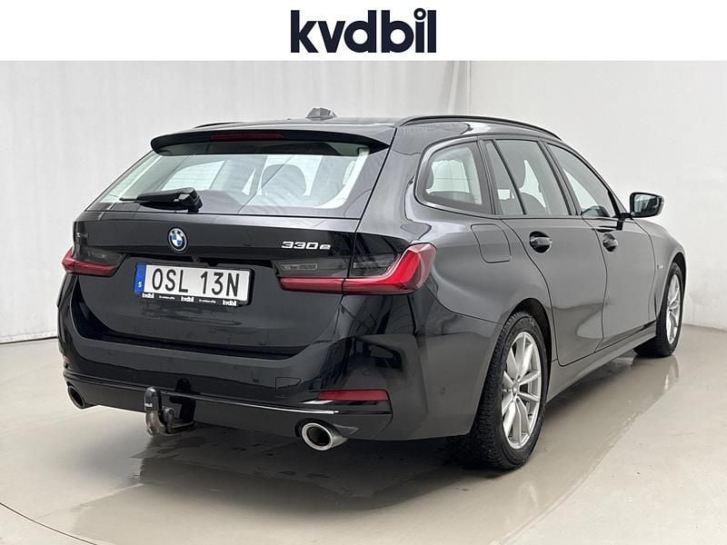 Begagnad BMW 330e 2023 Svart Kombi