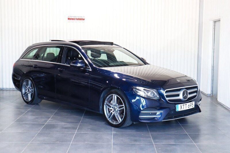 Mörkblå Begagnad 2018 Mercedes E220 AMG line Kombi | 299 000 kr (Bra pris) - Bild 1/4