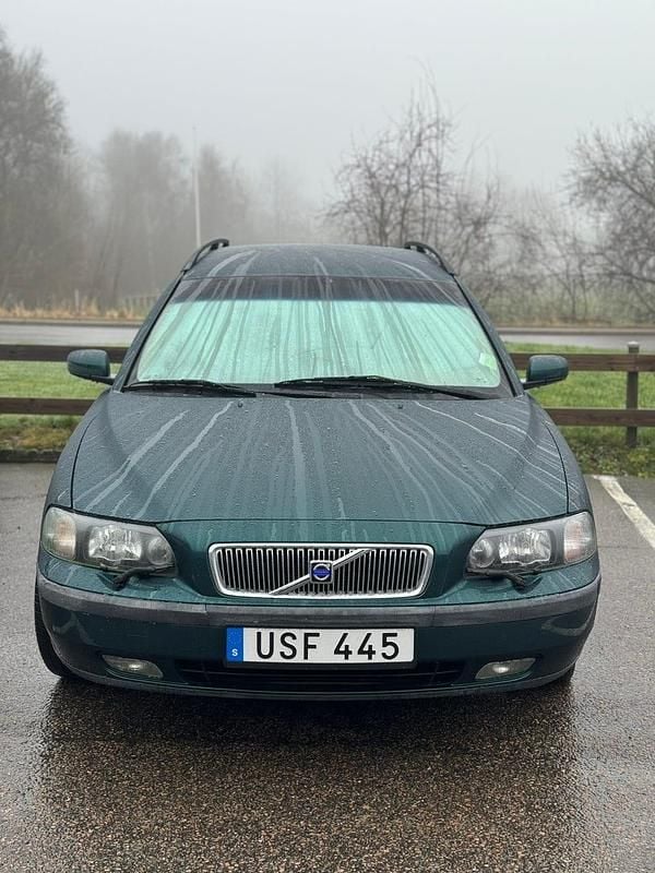 Grön Begagnad 2004 Volvo V70 Kombi | 39 900 kr (Marknadspris) - Bild 1/4