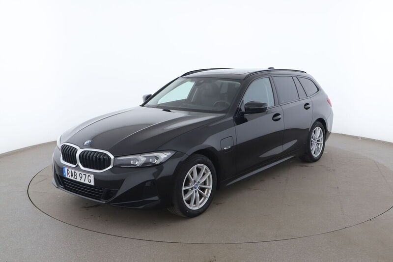 Svart Begagnad 2022 BMW 330e M Sport Kombi | 404 000 kr (Dyr) - Bild 1/4
