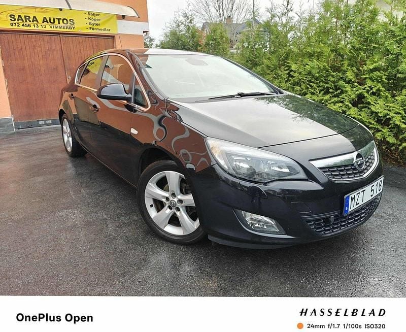 Svart Begagnad 2011 Opel Astra Enjoy Halvkombi | 54 900 kr (Marknadspris) - Bild 1/4