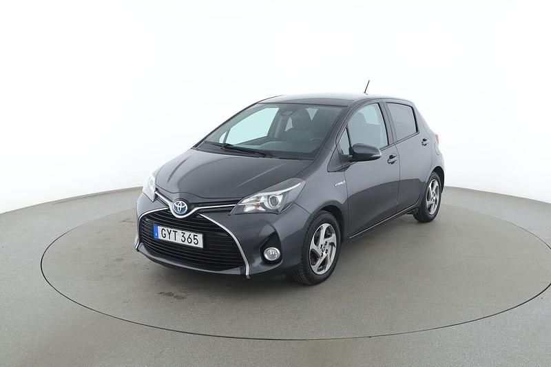 Grå Begagnad 2015 Toyota Yaris Hybrid Edition | 137 000 kr - Bild 1/3