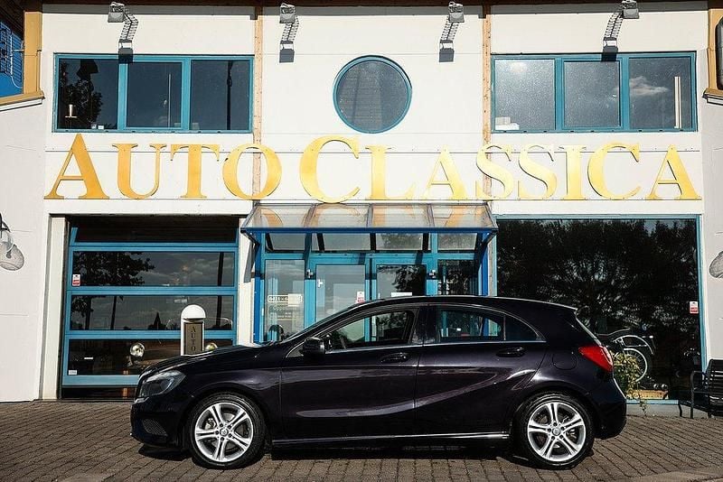 Blå Begagnad 2013 Mercedes A180 Urban Halvkombi | 149 000 kr (Marknadspris) - Bild 1/4