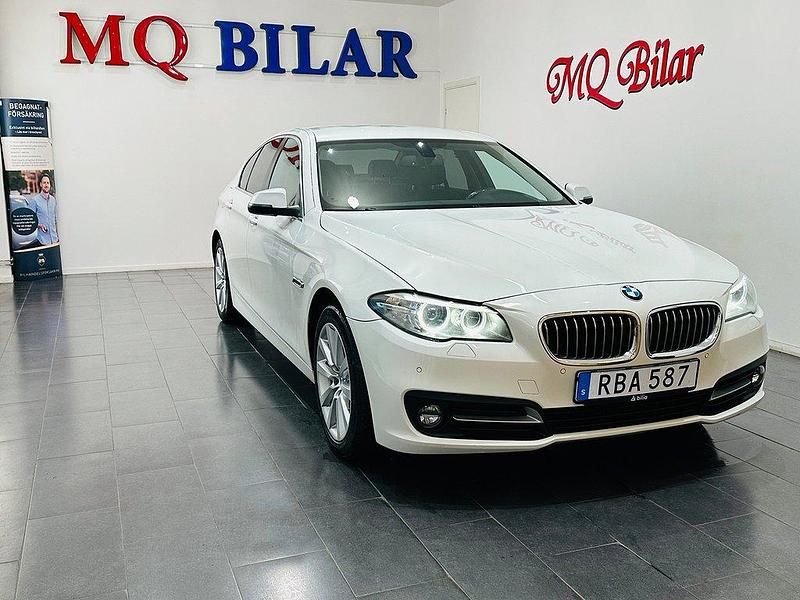Vit Begagnad 2016 BMW 520 Sedan | 174 900 kr (Marknadspris) - Bild 1/4