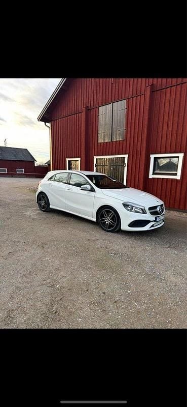 Vit Begagnad 2018 Mercedes A180 Style Halvkombi | 153 000 kr (Marknadspris) - Bild 1/4