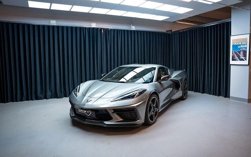 Grå Begagnad 2022 Chevrolet Corvette Stingray Sportkupé | 995 000 kr - Bild 1/4