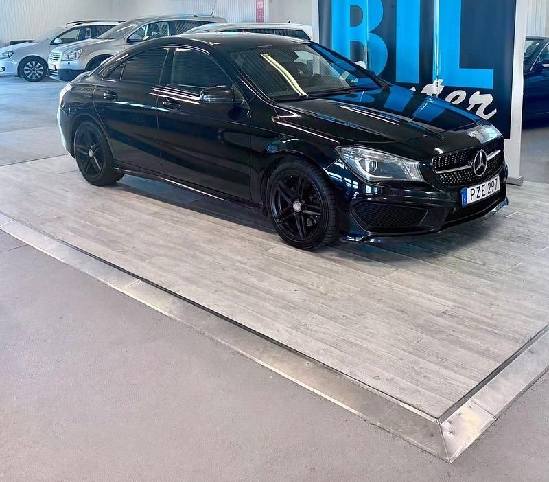 Svart Begagnad 2015 Mercedes CLA220 AMG Sedan | 139 000 kr (Superpris) - Bild 1/4