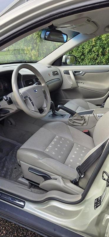 Gul Begagnad 2007 Volvo V70 Kombi | 38 000 kr (Marknadspris) - Bild 1/4