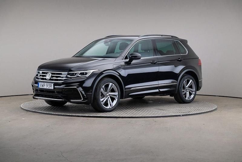 Svart Begagnad 2021 VW Tiguan R-line SUV | 329 000 kr (Marknadspris) - Bild 1/4
