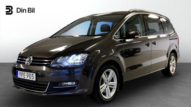 Mörkbrun Begagnad 2017 VW Sharan Minibuss | 249 900 kr (Marknadspris) - Bild 1/4