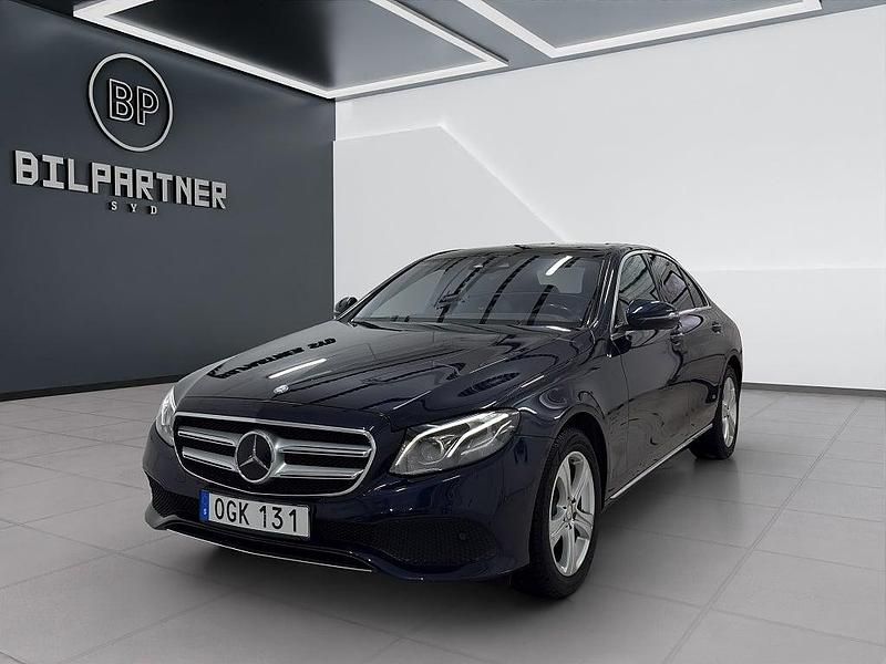 Mörkblå Begagnad 2016 Mercedes E220 Avantgarde Sedan | 289 900 kr (Marknadspris) - Bild 1/4