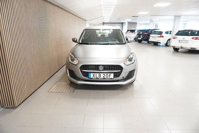 Grå Begagnad 2021 Suzuki Swift Halvkombi | 169 700 kr (Bra pris) - Bild 1/4