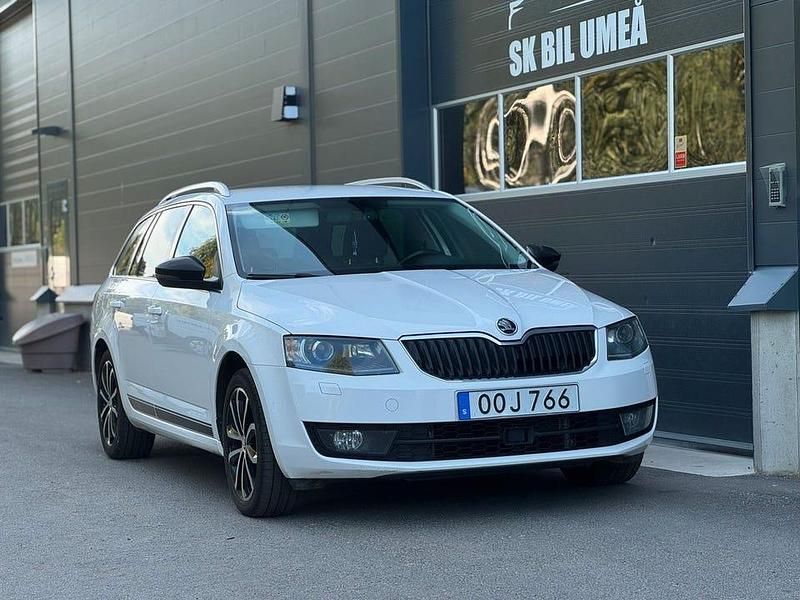Vit Begagnad 2016 Skoda Octavia SportLine Kombi | 144 900 kr (Marknadspris) - Bild 1/4