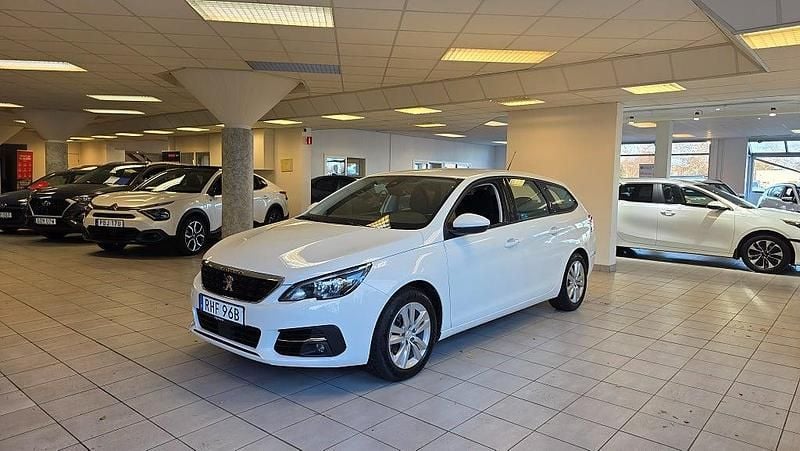 Vit Begagnad 2020 Peugeot 308 SW Allure Kombi | 159 900 kr (Marknadspris) - Bild 1/4