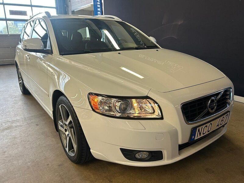 Vit Begagnad 2011 Volvo V50 Momentum Kombi | 78 900 kr (Dyr) - Bild 1/4