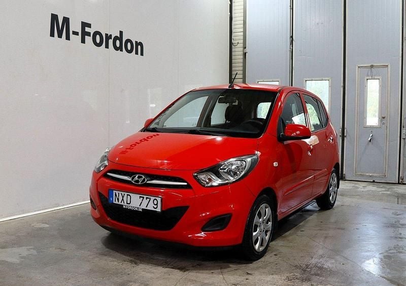Röd Begagnad 2013 Hyundai i10 Halvkombi | 69 900 kr (Marknadspris) - Bild 1/4