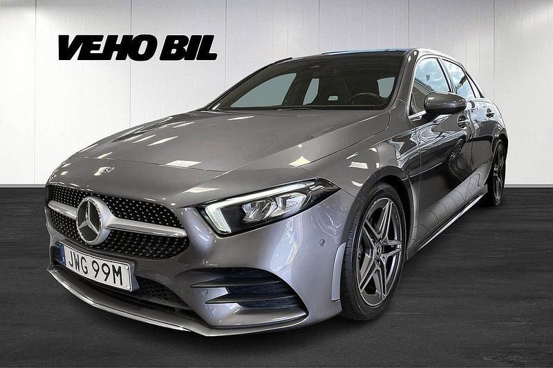 Mörkgrå (grå) Begagnad 2019 Mercedes A180 AMG Halvkombi | 199 000 kr (Marknadspris) - Bild 1/4